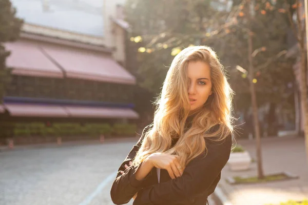 Retrato Estilo Vida Mujer Rubia Seductora Caminando Ciudad Otoño Atardecer —  Fotos de Stock