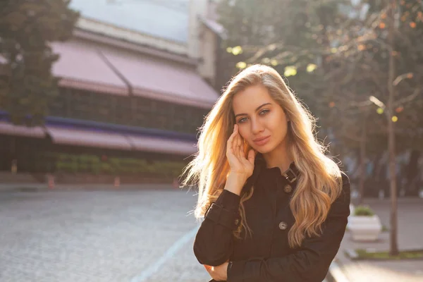 Lifestyleporträt Einer Schönen Blonden Frau Die Bei Sonnenuntergang Der Herbstlichen — Stockfoto