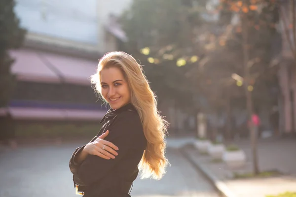 Retrato Estilo Vida Mujer Rubia Alegre Con Exuberante Pelo Rizado — Foto de Stock