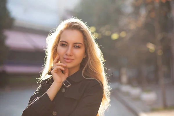 Stile Vita Ritratto Affascinante Donna Bionda Con Capelli Ricci Lussureggianti — Foto Stock