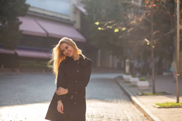 Lifestyleporträt Einer Coolen Blonden Frau Mit Üppigem Lockigem Haar Die — Stockfoto