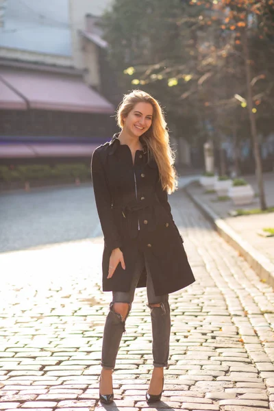 Boldog Szőke Fekete Kabátot Visel Pózol Utca Napos Őszi Portréja — Stock Fotó