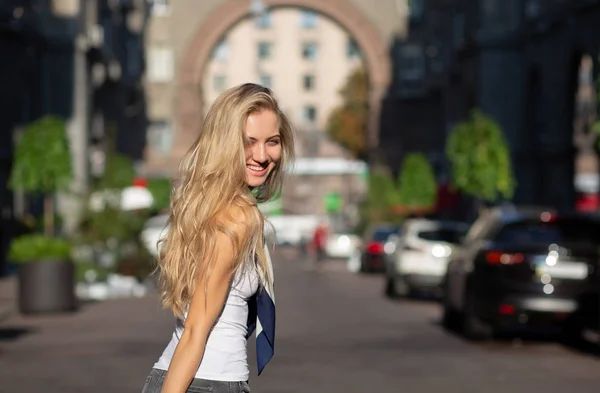 Улыбающаяся Блондинка Длинными Волосами Платке Белой Рубашке Позирует Солнечным Светом — стоковое фото