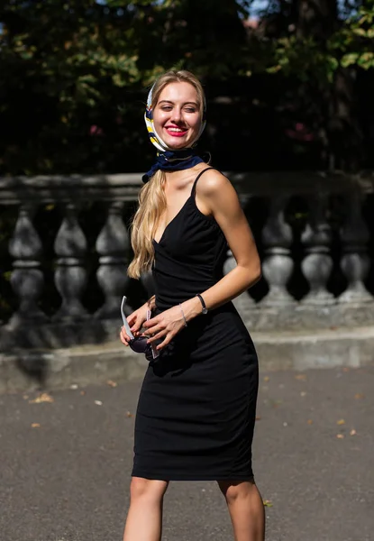 Closeup Tiro Mulher Sorridente Com Lábios Vermelhos Vestindo Xale Vestido — Fotografia de Stock