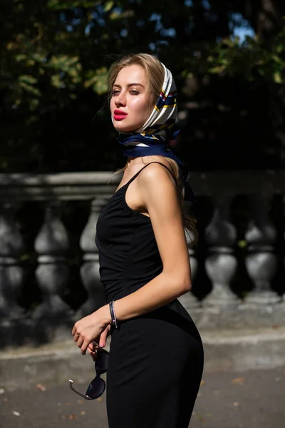 Close Shot Van Mooie Vrouw Met Rode Lippen Dragen Omslagdoek — Stockfoto