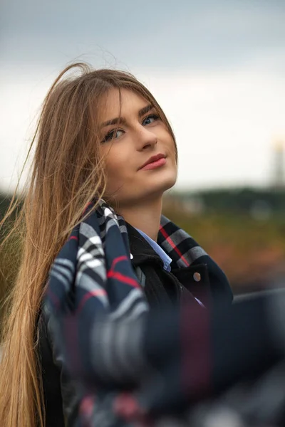 Automne Gros Plan Portrait Belle Femme Aux Cheveux Longs Portant — Photo