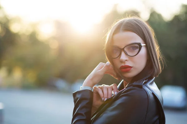 Lifestyle Shot Beautiful Brunette Model Red Lips Wearing Glasses Leather — Stock Photo, Image