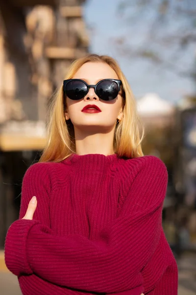 Street Shot Pretty Blonde Woman Red Lips Wearing Sweater Sunglasses — Stock Photo, Image