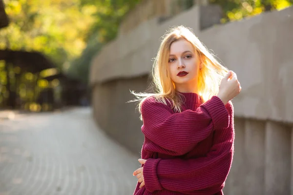 Élégante Femme Blonde Aux Lèvres Rouges Portant Pull Oversize Rouge — Photo