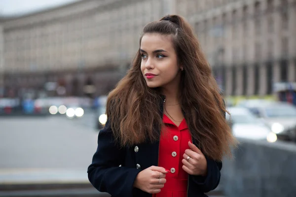 Portret Zbliżenie Atrakcyjny Brunetka Kobieta Naturalnego Makijażu Sobie Niebieski Płaszcz — Zdjęcie stockowe