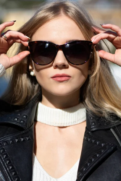 Closeup Portret Van Elegante Blonde Vrouw Met Lang Haar Dragen — Stockfoto