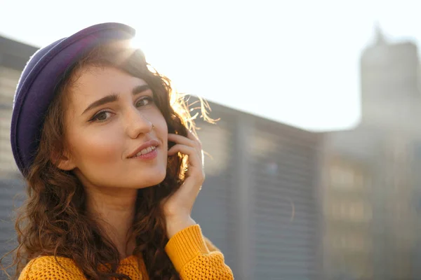 Lifestyle Portrait Charming Brunette Woman Curly Hair Wearing Blue Hat — Stock Photo, Image