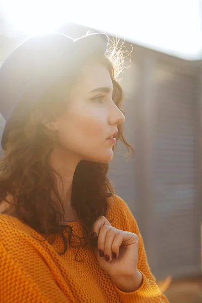 Lovely Brunette Woman Curly Hair Wearing Hat Sweater Posing Rays — Stock Photo, Image