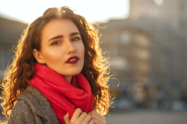 Street Portrait Attractive Brunette Woman Red Lips Walking City Sunny — Stock Photo, Image