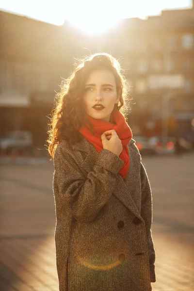 Retrato Urbano Menina Morena Elegante Com Cabelo Ondulado Vestindo Casaco — Fotografia de Stock