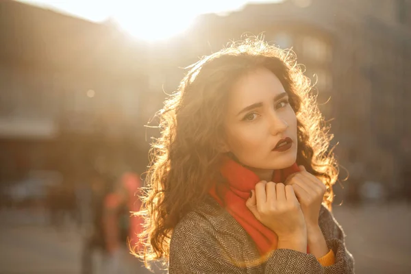 Retrato Rua Modelo Morena Glamour Com Lábios Vermelhos Andando Pela — Fotografia de Stock