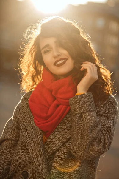 Портрет Счастливой Улыбающейся Женщины Волнистыми Волосами Сером Пальто Красном Шарфе — стоковое фото