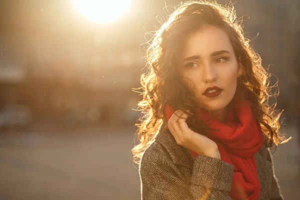 太陽のまぶしさで街を歩いて赤い唇と美しいブルネットの女性のストリートの肖像 テキストのためのスペース — ストック写真