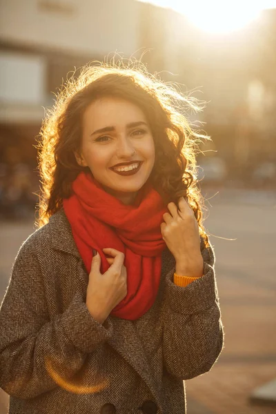 Lifestyle Portrait Laughing Smiling Woman Wavy Hair Wearing Grey Coat — Stock Photo, Image