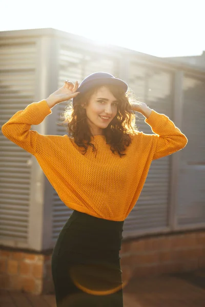 Retrato Urbano Expressivo Jovem Mulher Vestindo Roupa Elegante Desfrutando Noite — Fotografia de Stock