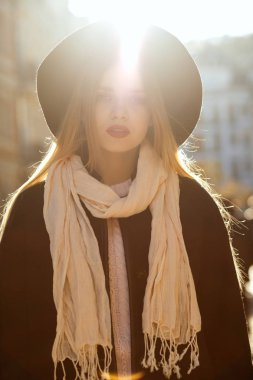 Sokak güneşli gün şapka, eşarp ve ceket, çekici sarışın kadının portresi