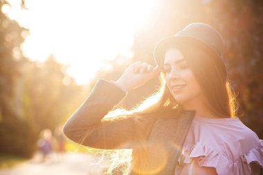 Sıcak sonbahar havanın tadını çok hoş gülümseyen kadın şapkası, doğal makyaj ile. Metin için yer