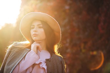 Sıcak sonbahar havanın tadını modeli şapka, doğal makyaj ile gülümseyen şık. Metin için yer