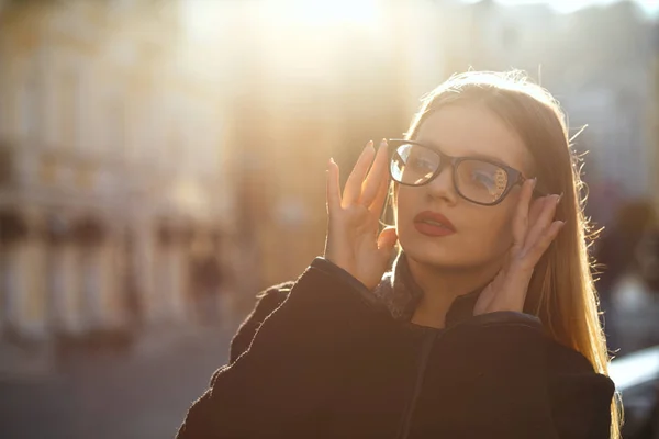 Outdoor Portrait Wonderful Blonde Woman Wearing Glasses Coat Posing Old — Stock Photo, Image