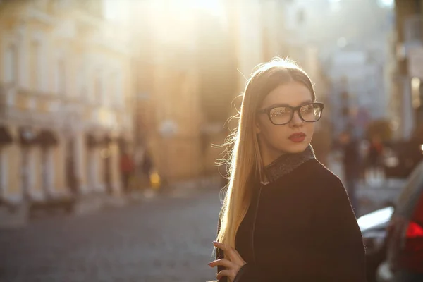 Gyönyörű Szőke Lány Szemüveges Kabát Piros Ajkak Pózol Régi Napos — Stock Fotó