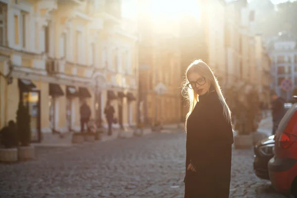 Utomhus Porträtt Attraktiv Blond Kvinna Bär Glasögon Och Kappa Poserar — Stockfoto
