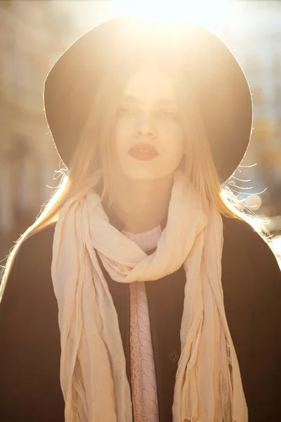 Уличный Портрет Красивой Блондинки Шляпе Шарфе Пальто Наслаждающейся Солнечным Днем — стоковое фото