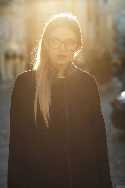 Femme Blonde Élégante Portant Manteau Automne Posant Dans Rue Matin — Photo