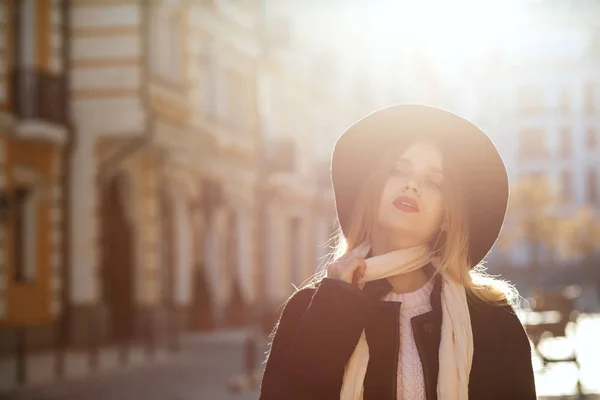 Outdoor Portrait Seductive Blonde Woman Wearing Hat Scarf Coat Posing — Stock Photo, Image