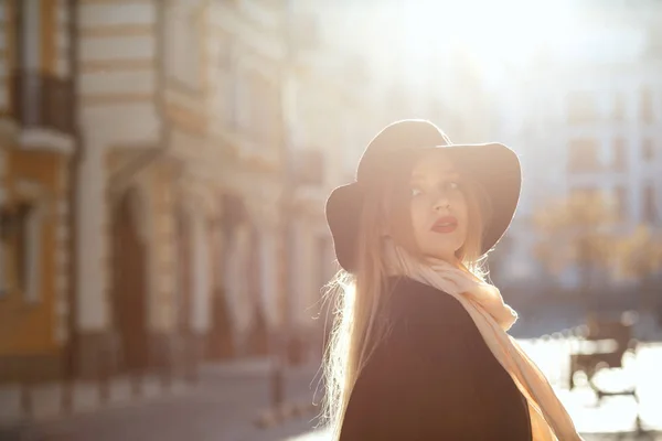 Glamorous Blonde Girl Wearing Hat Scarf Coat Walking Old Street — Stock Photo, Image