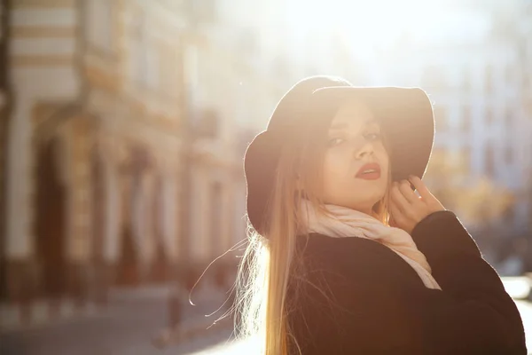 Erstaunliche Blonde Frau Mit Hut Schal Und Mantel Die Sonnenstrahlen — Stockfoto
