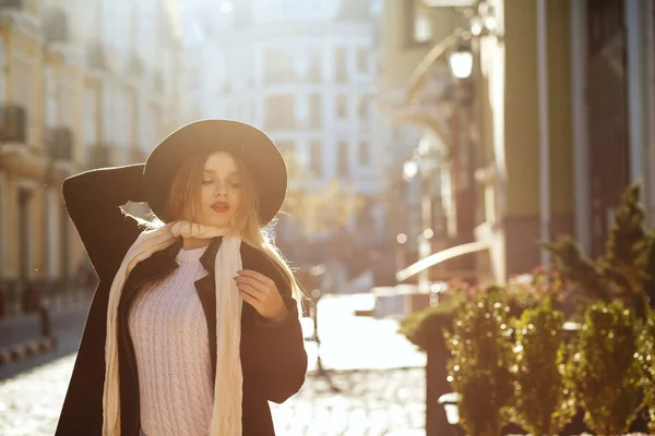Outdoor Portrait Magnificent Blonde Woman Wearing Hat Scarf Coat Posing — Stock Photo, Image