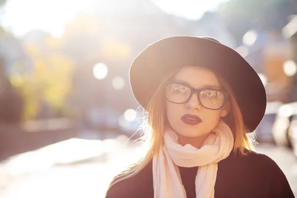 Miejskiej Portret Blondynka Kobieta Luksus Czerwonymi Ustami Sobie Okulary Kapelusz — Zdjęcie stockowe