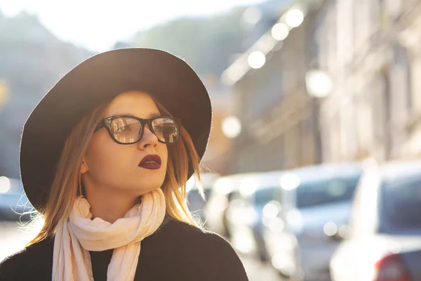 Urban Portrait Gorgeous Blonde Woman Red Lips Wearing Glasses Hat — Stock Photo, Image