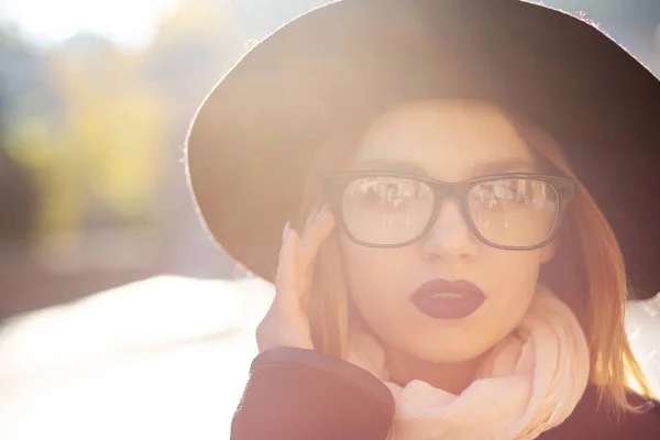 Urban Portrait Lovely Blonde Woman Red Lips Wearing Glasses Hat — Stock Photo, Image