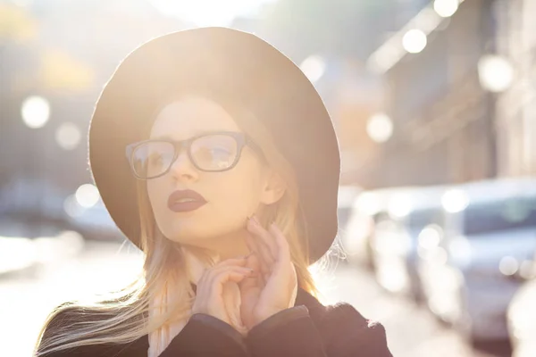 Closeup Street Portrait Glamor Blonde Woman Red Lips Wearing Glasses — Stock Photo, Image