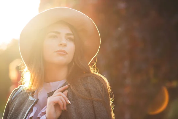 Glamor Smiling Woman Natural Makeup Wearing Hat Enjoying Warm Autumn — Stock Photo, Image