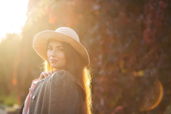 Fashionable Smiling Woman Natural Makeup Wearing Hat Enjoying Warm Autumn — Stock Photo, Image