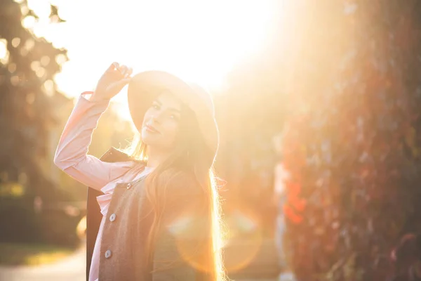 Stylish Smiling Woman Natural Makeup Wearing Hat Posing Sunny Park — Stock Photo, Image