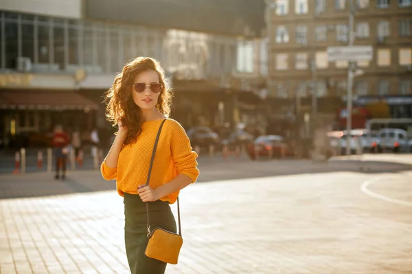 Snygg Ung Modell Med Lockigt Hår Solglasögon Bär Trendig Outfit — Stockfoto