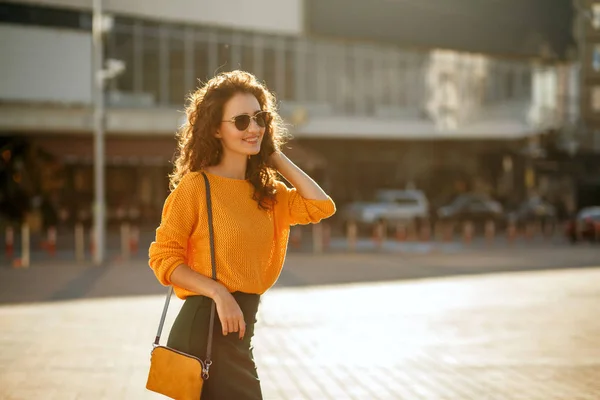 Glad Ung Kvinna Med Lockigt Hår Solglasögon Bär Trendig Outfit — Stockfoto