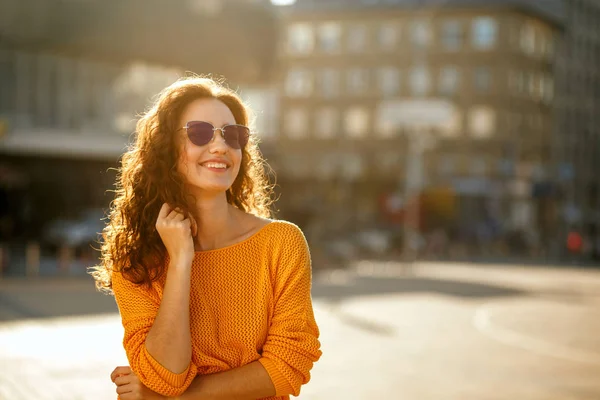 Cheerful Young Woman Curly Hair Sunglasses Wearing Trendy Outfit Walking — Stock Photo, Image