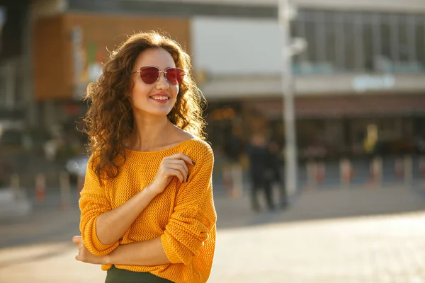 Merry Young Girl Curly Hair Sunglasses Wearing Trendy Outfit Walking — Stock Photo, Image