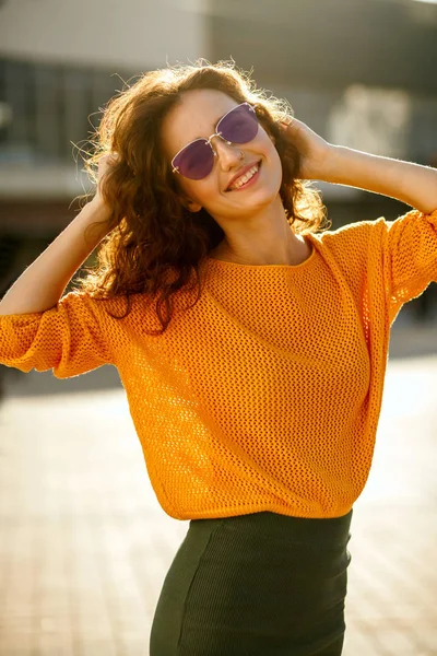 Zalotne Młoda Kobieta Okulary Sobie Modny Strój Spaceru Ulicy Słonecznej — Zdjęcie stockowe