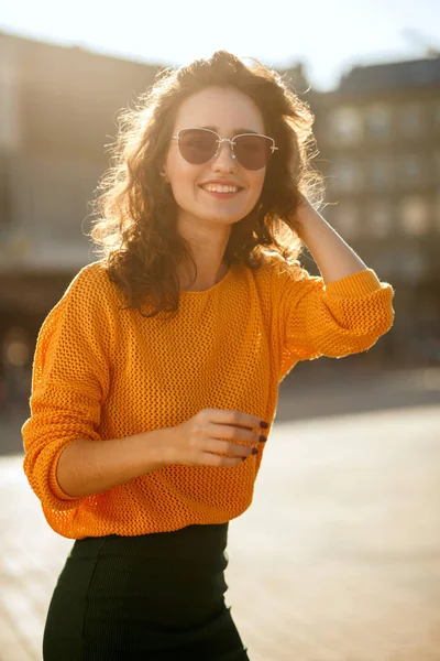 Positive Young Woman Sunglasses Wearing Trendy Outfit Walking Sunny Street — Stock Photo, Image