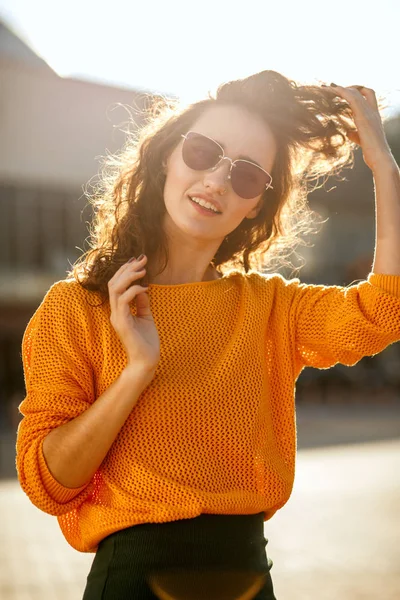Emocjonalne Młoda Kobieta Okulary Sobie Modny Strój Spaceru Ulicy Słonecznej — Zdjęcie stockowe